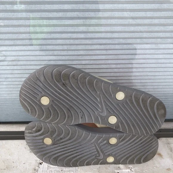 Nike Womens Cream and Gray Flip Flops sandals Size W6 - Picture 14 of 14